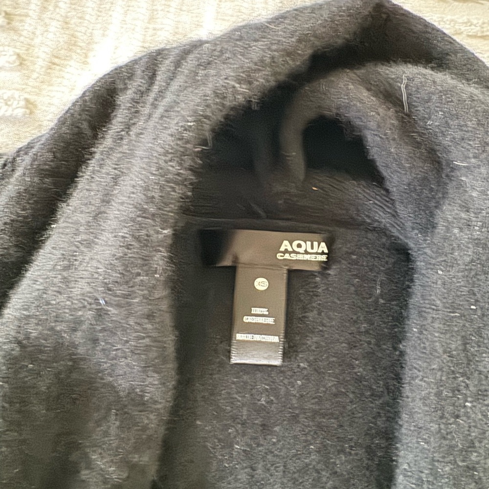 Aqua by Bloomingdale’s cashmere sweater, size XS